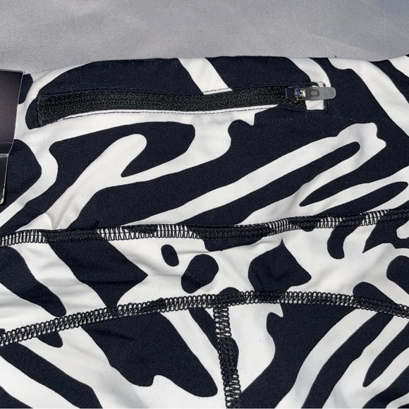 NWT Woman’s NIKE TIGHT FIT Capri Running Leggings XS Black & White Athletic Wear - Picture 13 of 14